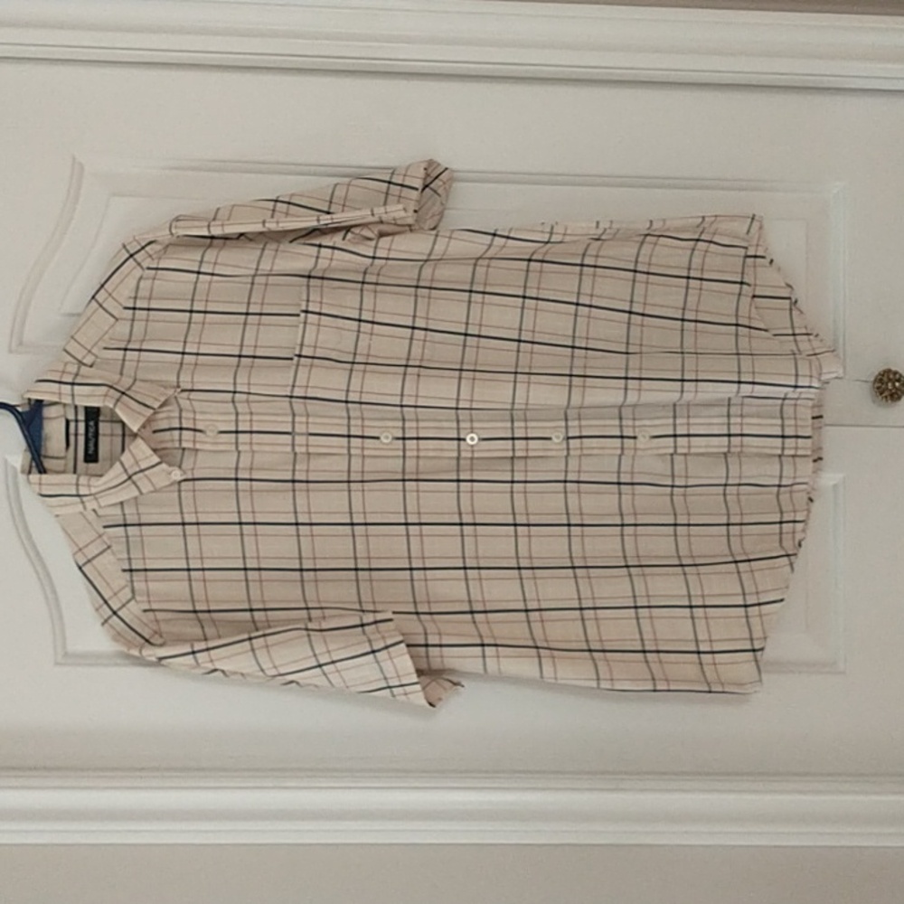 NÁUTICA Men’s Short Sleeve Button Down Beige/Blue/Red Subtle Plaid with Pocket L
